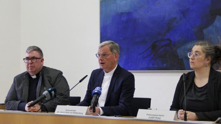 Generalvikar Dr. Ulrich von Plettenberg (Mitte), Pfarrer Bernd Seibel und Pressesprecherin Judith Rupp.