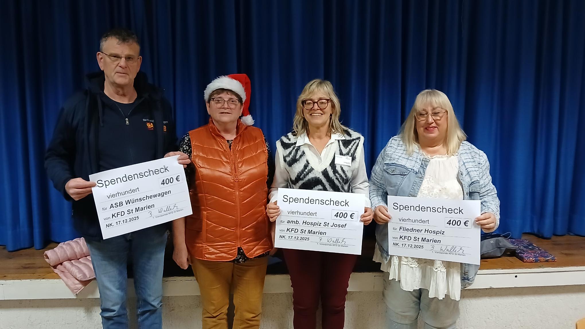 Spendenübergabe an Herrn Müller, Fr. Wallich (kfd), Fr. Peuckmann, Fr. Frau Trost